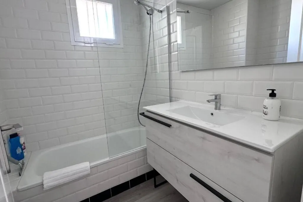Bright And Quiet Apartment With A Pool Манилва